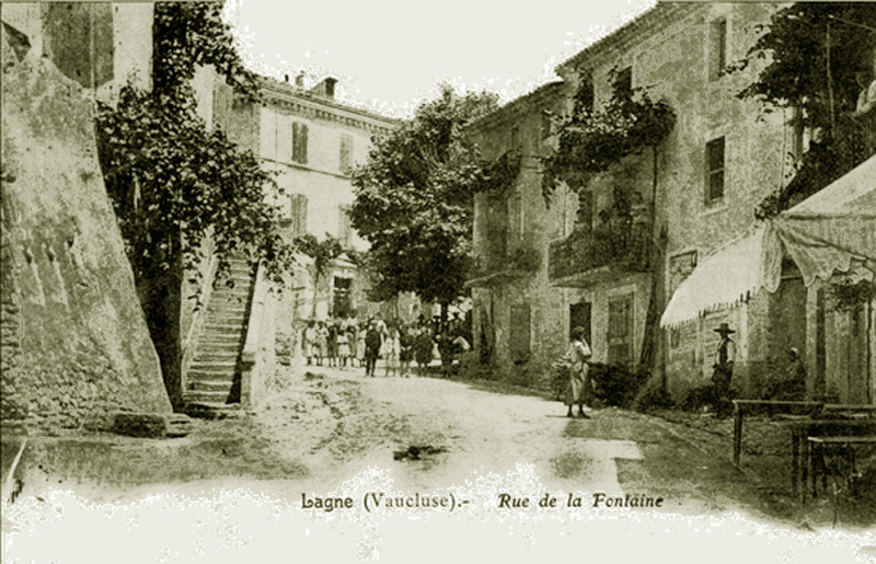 Carte postale ancienne Lagnes rue de la Fontaine
