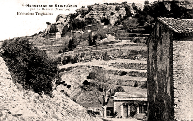 Carte postale ancienne Le Beaucet habitations troglodytes