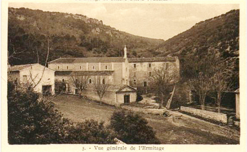 Carte postale ancienne Le Beaucet Vue générale de l'ermitage de Saint-Gens