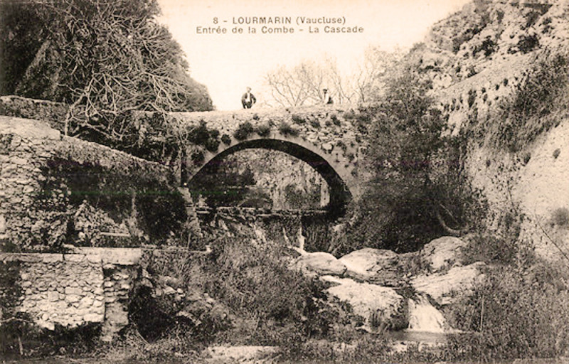 Carte postale ancienne Lourmarin Entree de la Combe et la cascade sous le pont