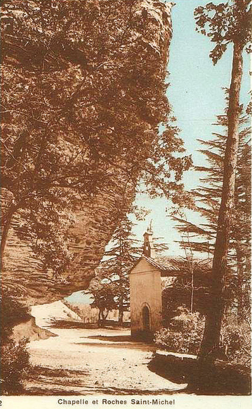 Carte postale ancienne Lumières hameau de Goult la chapelle et le rocher Saint-Michel