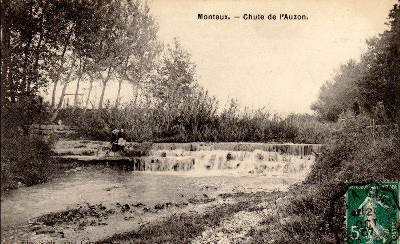 Carte postale ancienne Monteux chute de l'Auzon