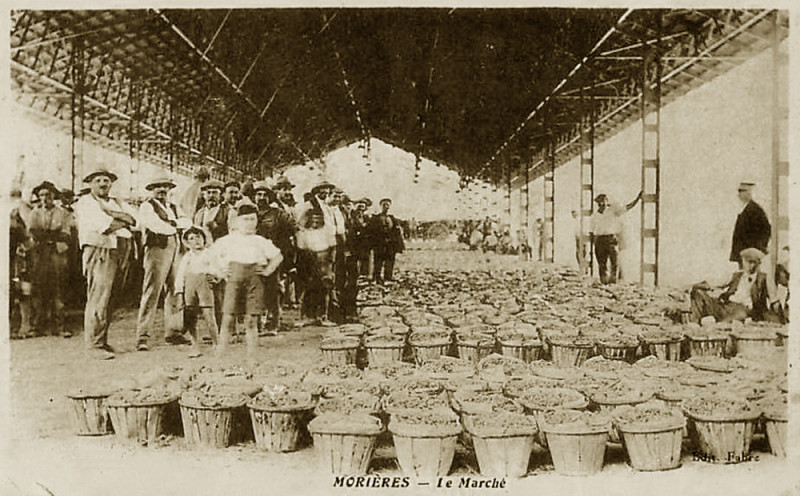 Carte postale ancienne Morières le marché