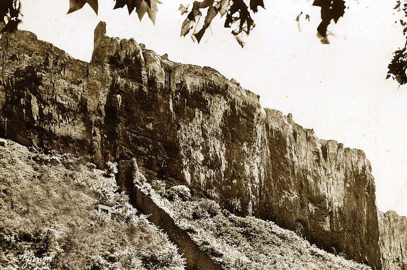 Carte postale ancienne Mornas le château et la falaise