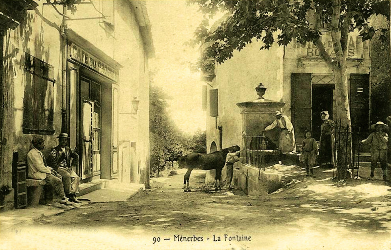Carte postale ancienne Ménerbes la Fontaine et le Café
