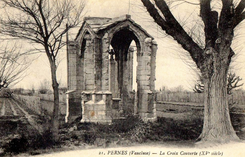 Carte postale ancienne Pernes Croix Couverte