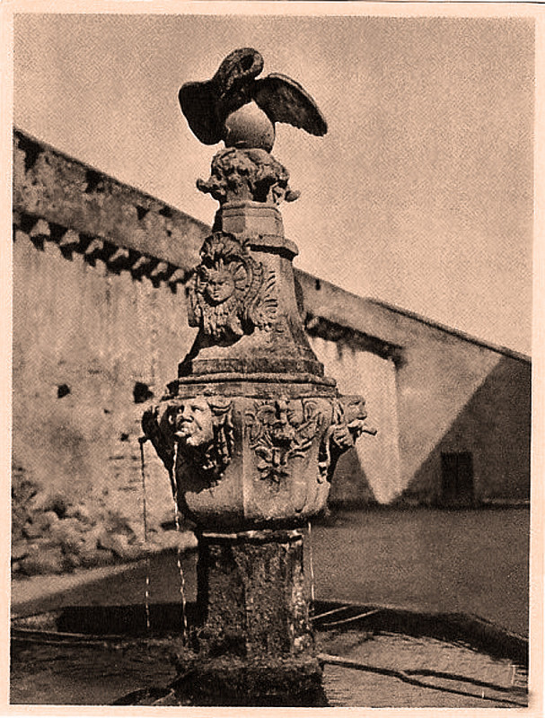 Carte postale ancienne Pernes Fontaine du Pélican