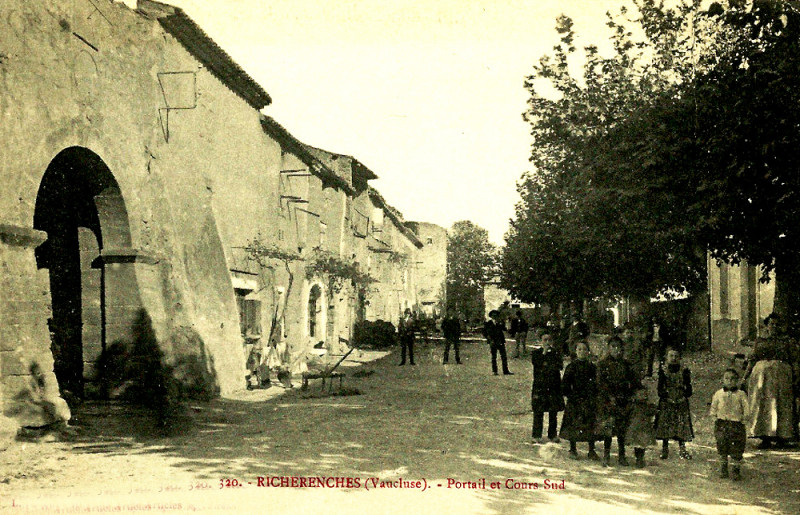 Carte postale ancienne Richerenches Portail et cours sud