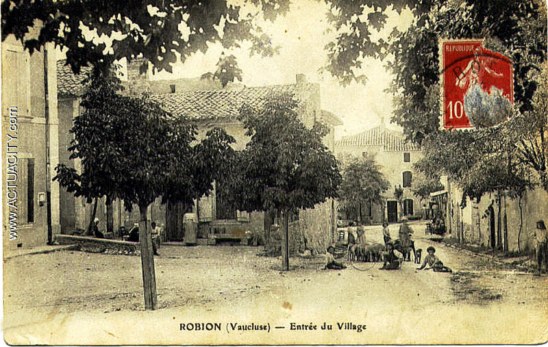 Carte postale ancienne Robion entrée du village