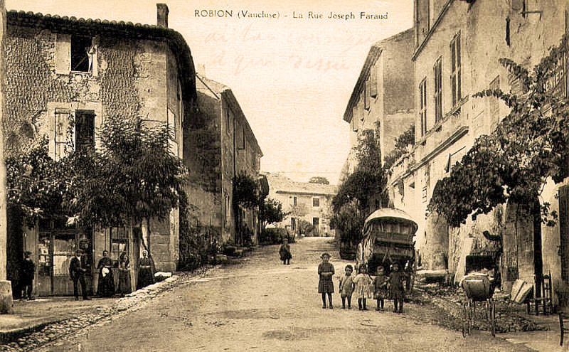 Carte postale ancienne Robion rue Joseph Faraud