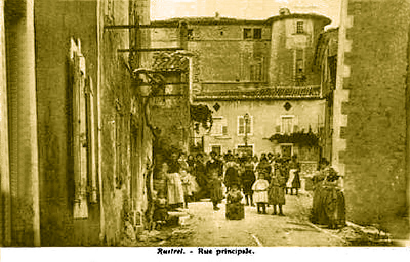 Carte postale ancienne Rustrel la grand rue