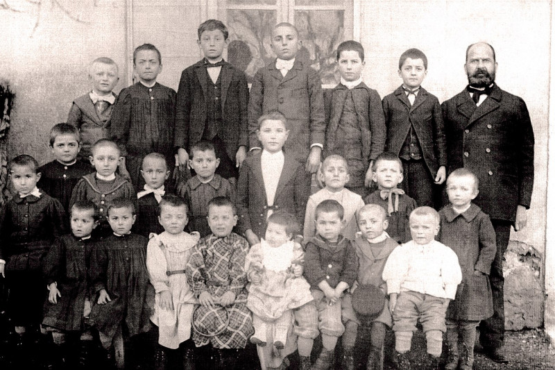 Carte postale ancienne Rustrel les enfants de l'école en 1897