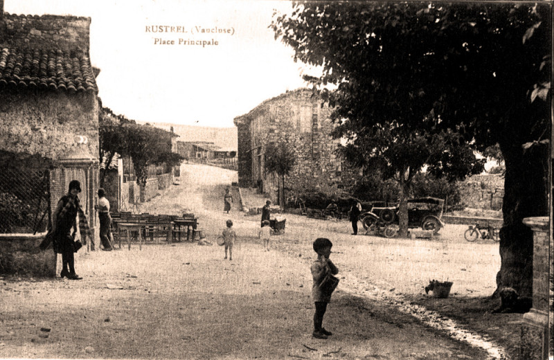 Carte postale ancienne Rustrel place principale