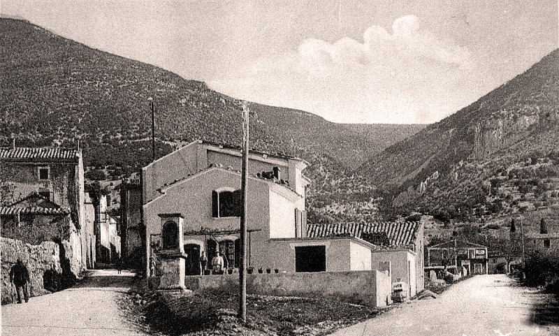 Carte postale ancienne Rustrel quartier Saint-Roch