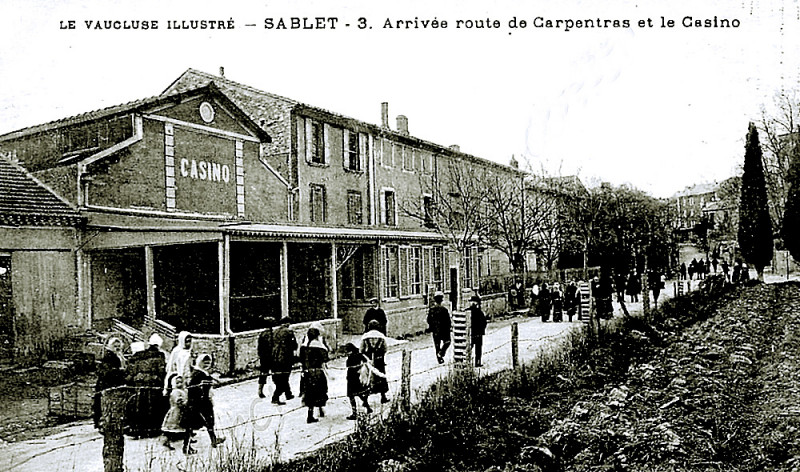 Carte postale ancienne Sablet le Casino arrivée de la route de Carpentras