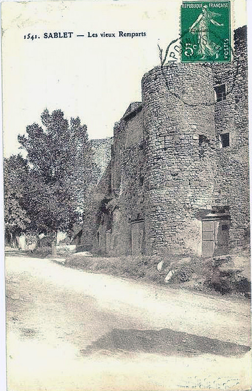Carte postale ancienne Sablet les remparts