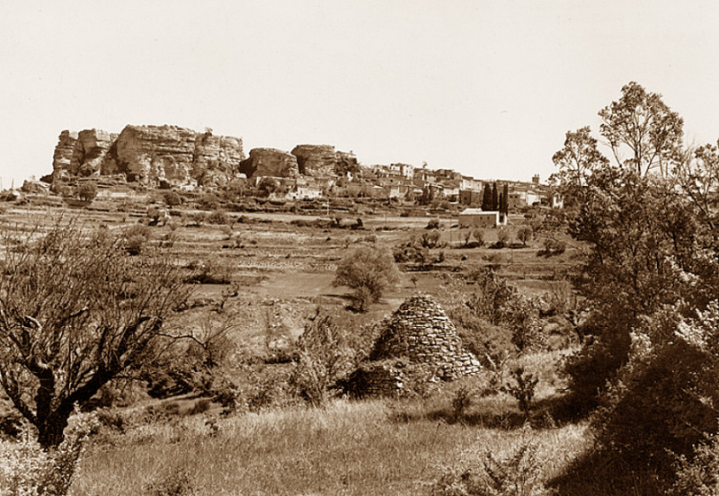 Carte postale ancienne Saignon borie au bas du village