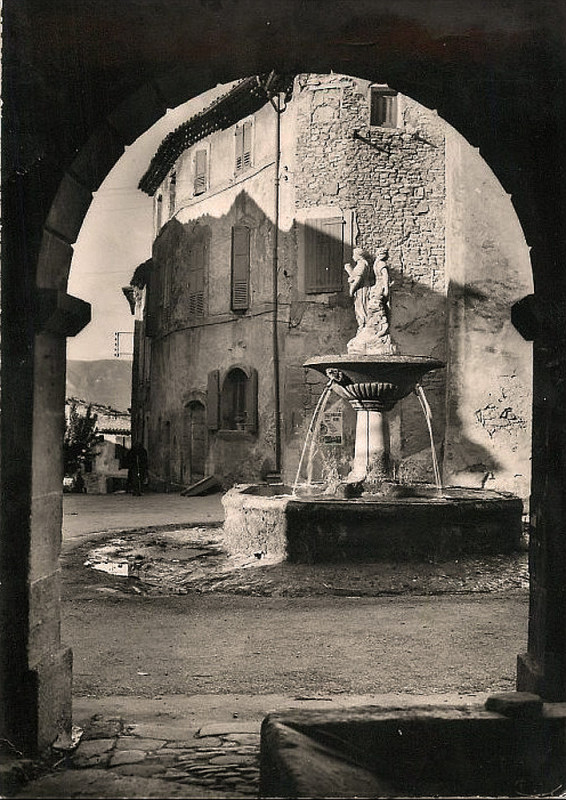 Carte postale ancienne Saignon la Fontaine publique