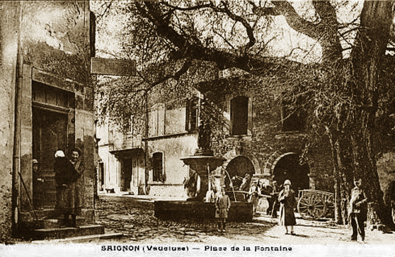 Carte postale ancienne Saignon Place de la Fontaine