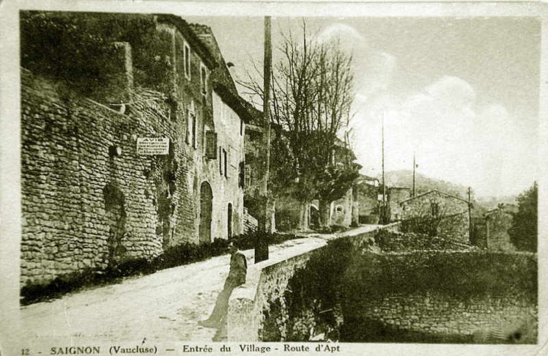 Carte postale ancienne Saignon route d'Apt