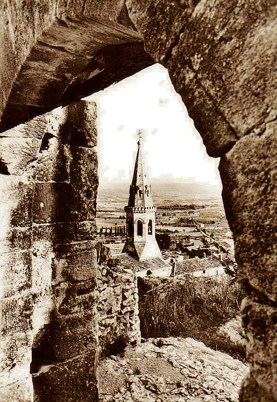 Carte postale ancienne Saint-Saturnin d'Apt l'église vue du château