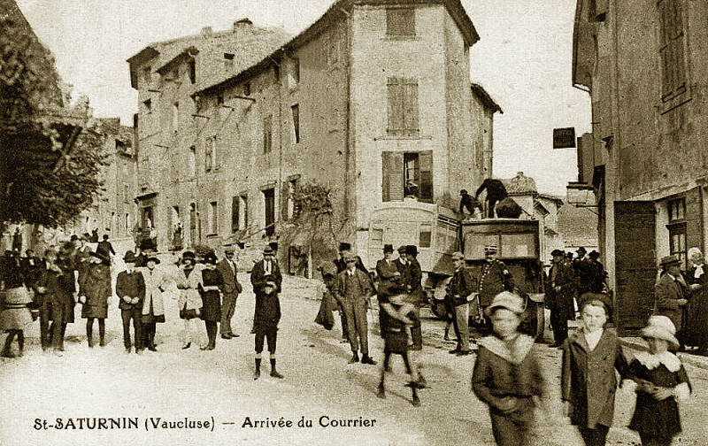 Carte postale ancienne Saint-Saturnin-d'Apt arrivée du courrier