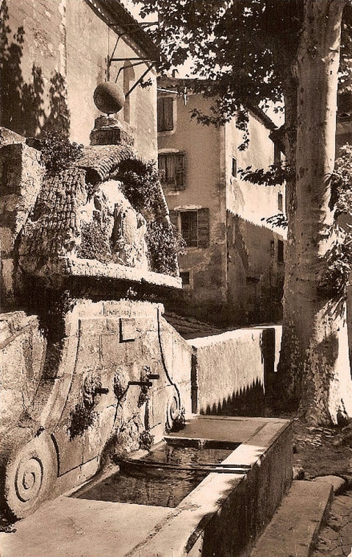 Carte postale ancienne Saint-Saturnin-d'Apt Fontaine Forest