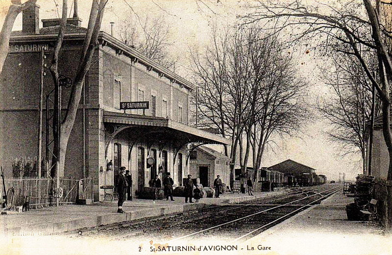 Carte postale ancienne Saint-Saturnin les Avignon la gare