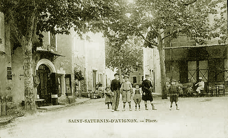 Carte postale ancienne Saint-Saturnin-lès-Avignon la Place