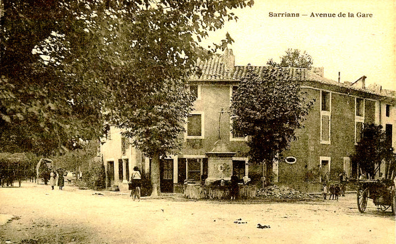 Carte postale ancienne Sarrians avenue de la Gare