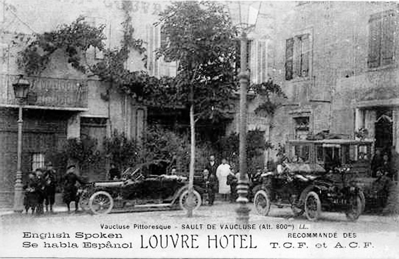 Carte postale ancienne Sault Hôtel du Louvre le jour du marché