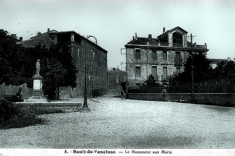 Carte postale ancienne Sault Monument aux morts
