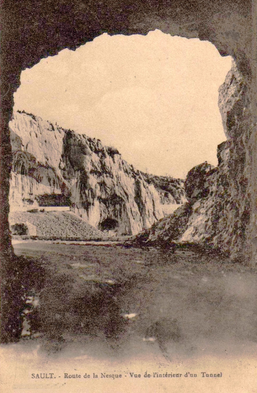 Carte postale ancienne Sault Route des gorges de la Nesques Les tunnels
