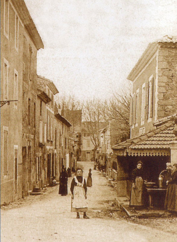 Carte postale ancienne Vacqueryras Grand rue début XXe s
