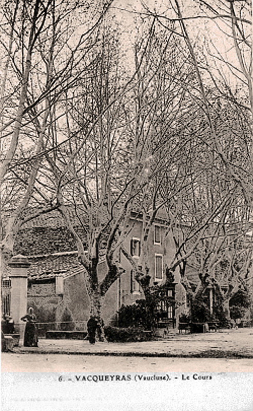 Carte postale ancienne Vacqueyras Le Cours