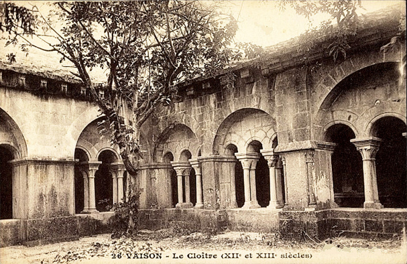 Carte postale ancienne Vaison le cloître