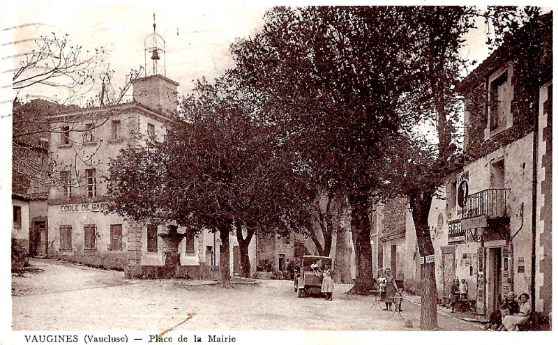 Carte postale ancienne Vaugines place de la mairie