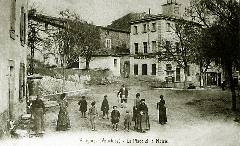 Carte postale ancienne Vaugines place et la mairie