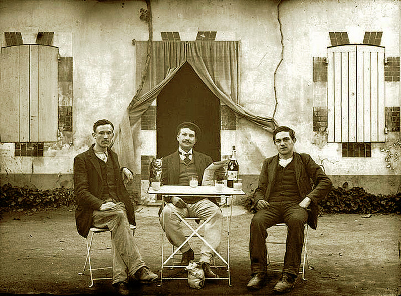 Carte postale ancienne Velleron le pastis au café de la gare