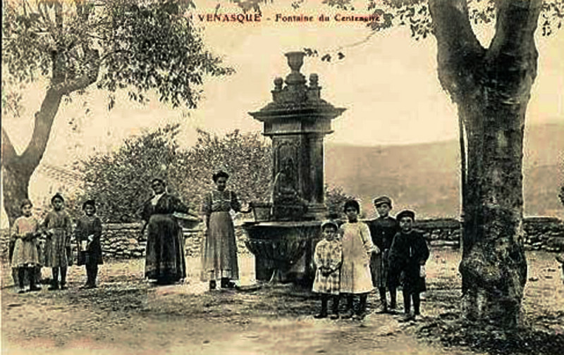 Carte postale ancienne Venasque Fontaine du Centenaire