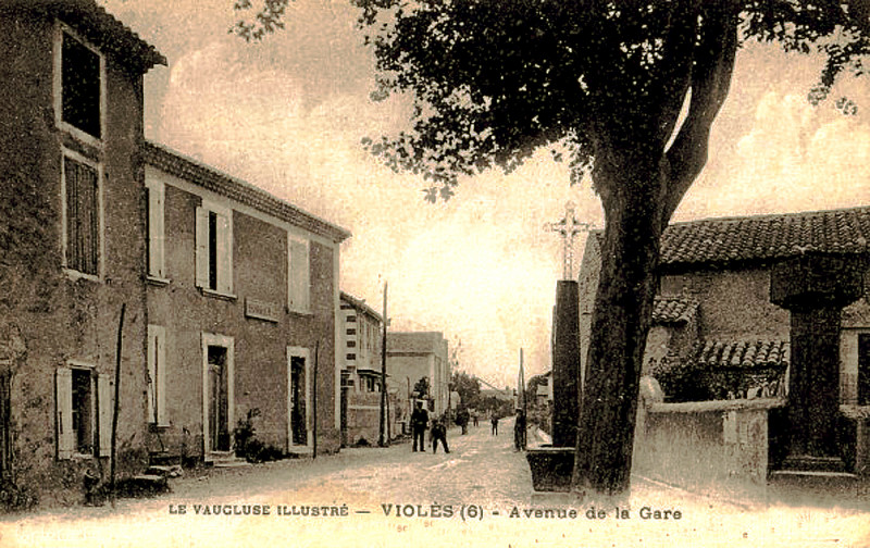 Carte postale ancienne Violès avenue de la Gare