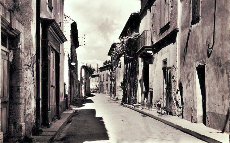 Carte postale ancienne Violès centre du village