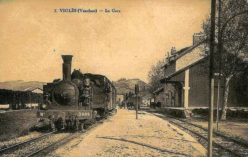 Carte postale ancienne Violés arrivée d'un train en gare