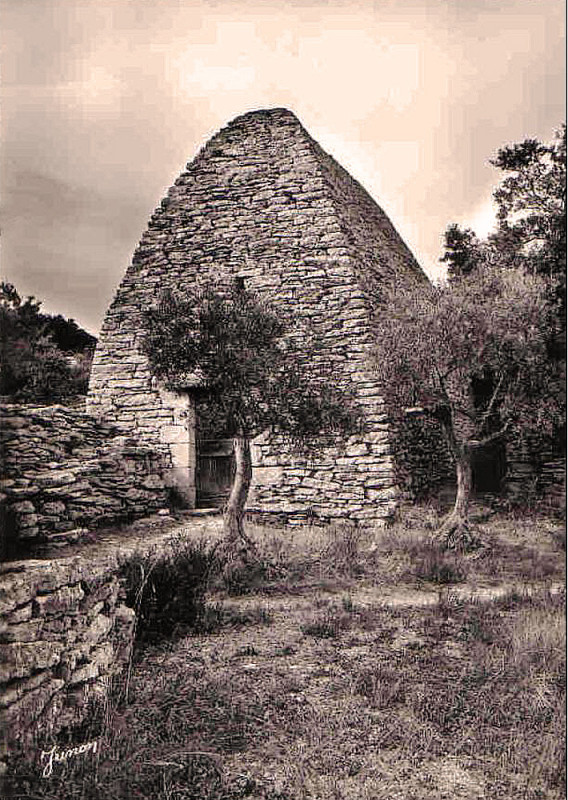 Carte postale ancienne Gordes cabane en pierre sèche
