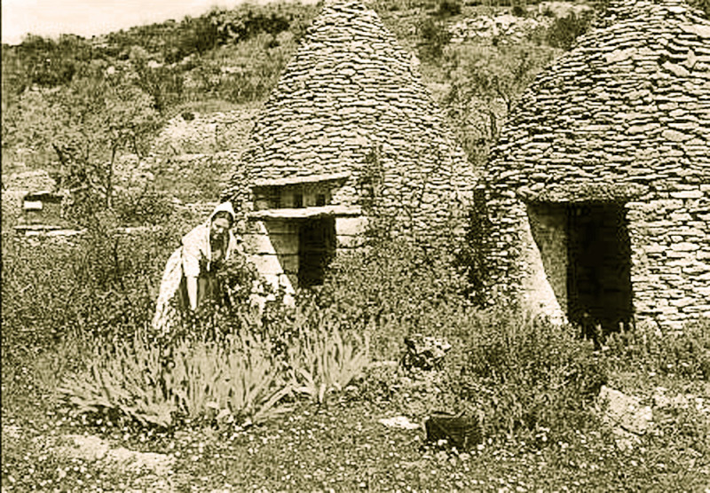 Carte postale ancienne Gordes comtadine devant les bories