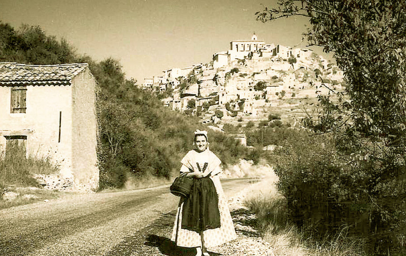 Carte postale ancienne Gordes jeune Comtadine