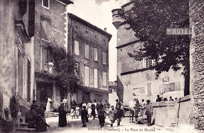 Carte postale ancienne La Place du Marché à Gordes