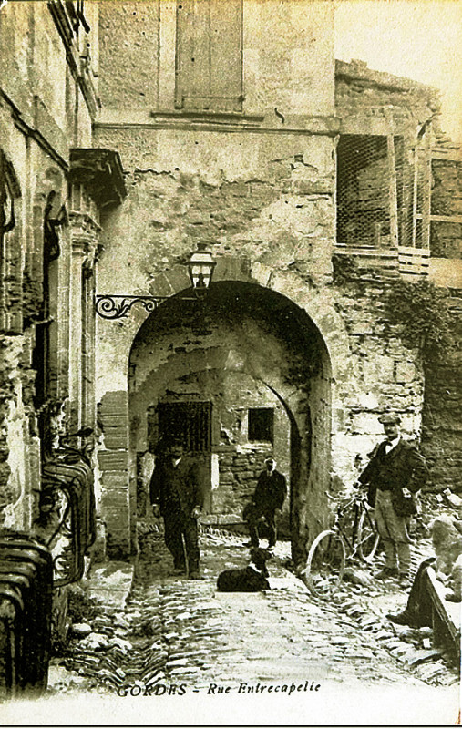 Carte postale ancienne Gordes rue Entrecapelle