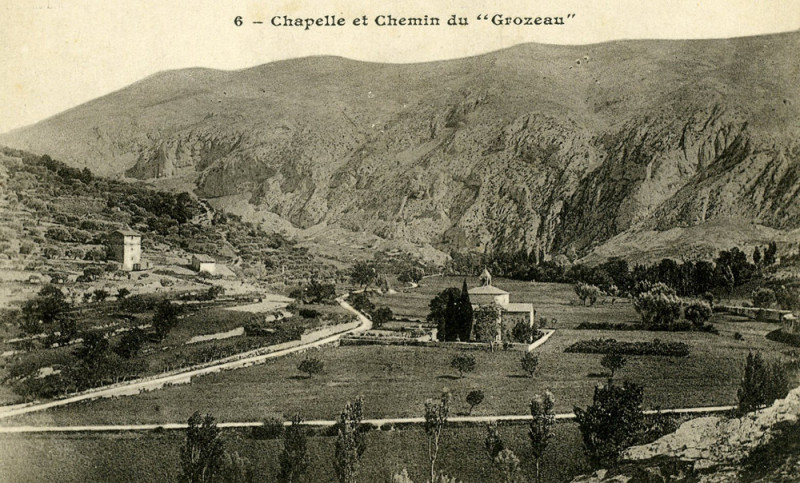 Carte postale ancienne Malaucène chapelle et chemin du Groseau