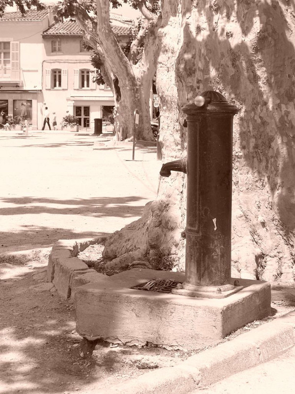 Carte postale ancienne Saint-Tropez Brunnen am Markt